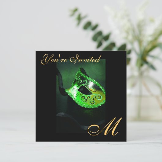 ファンタジーの仮面舞踏会のマスクのモノグラムの緑の招待状 招待状 (スタンド正面)