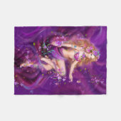 ファンタジーの妖精および紫色の花 フリースブランケット (正面(横))