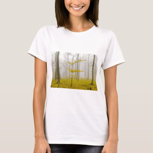 ファンタジーの霧と黄色の森葉 Tシャツ (正面)