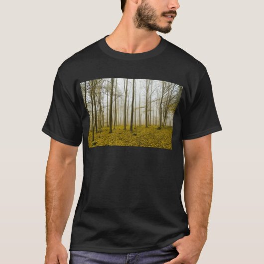 ファンタジーの霧と黄色の森葉 Tシャツ (正面)