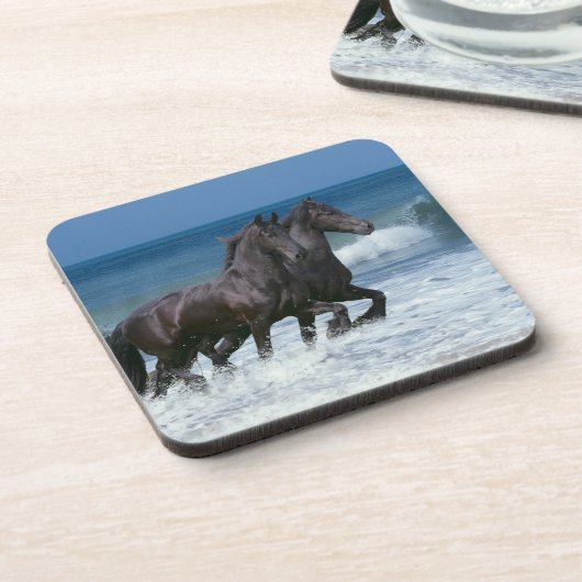 ファンタジーの馬: Friesians及び海 コースター (左側)