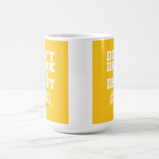 ファンタジーサッカー飲まず荷車を引くと – 黄 コーヒーマグカップ (中央)