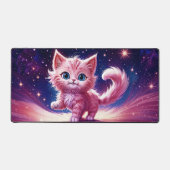 ファンタジーピンクふわふわ子猫ブライトブルーアイズアート デスクマット (正面)