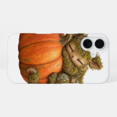 ファンタジーモスの生き物がカボチャを抱えるスマホケース iPhone 16ケース (裏面横)