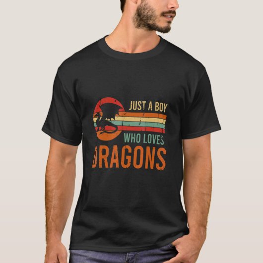 ファンタジーレトロゲームRoleplay愛する少年 Tシャツ (正面)