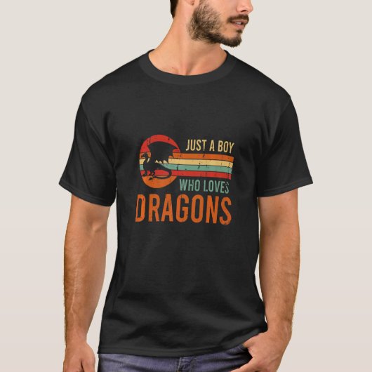ファンタジーレトロゲームRoleplay愛する少年 Tシャツ (正面)