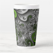 ファンタジーワールドグリーンとグレーの抽象芸術フラクタル・アート カフェラテマグ (正面)