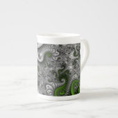 ファンタジーワールドグリーンとグレーの抽象芸術フラクタル・アート ボーンチャイナマグカップ (正面右)