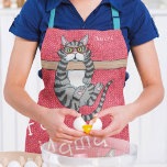 ファーおもしろいマお洒落マのパーソナライズされた猫名 エプロン<br><div class="desc">Fur Cats おもしろい Nameキッチンパーソナライズされたアプロンはお洒落文字の「Fur Mama」と赤い背景に書かれたパーソナライズされたタイポグラフィのキャラクターが登場する猫が登場。誕生日、母の日、クリスマスなどの猫好きのための贈り物として完璧。Evco Studioによる設計www.zazzle.com/store/evcostudio</div>
