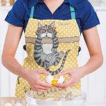 ファーおもしろいマお洒落マのパーソナライズされた猫名 エプロン<br><div class="desc">Fur Cats おもしろい Nameキッチンパーソナライズされたアプロンはお洒落文字「Fur Mama」の猫と黄色い水玉模様の背景にパーソナライズされたは、スクリプトタイポグラフィの名前が入った猫が登場する。誕生日、母の日、クリスマスなどの猫好きのための贈り物として完璧。Evco Studioによる設計www.zazzle.com/store/evcostudio</div>