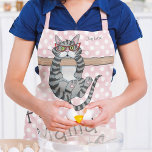 ファーおもしろいマお洒落マのパーソナライズされた猫名 エプロン<br><div class="desc">Fur Cats おもしろい Nameキッチンパーソナライズされたタイポグラフィの背景にお洒落はお洒落、文字「Fur Mama」の猫とピンクの水玉模様の台本に名が入った猫が登場する。誕生日、母の日、クリスマスなどの猫好きのための贈り物として完璧。Evco Studioによる設計www.zazzle.com/store/evcostudio</div>