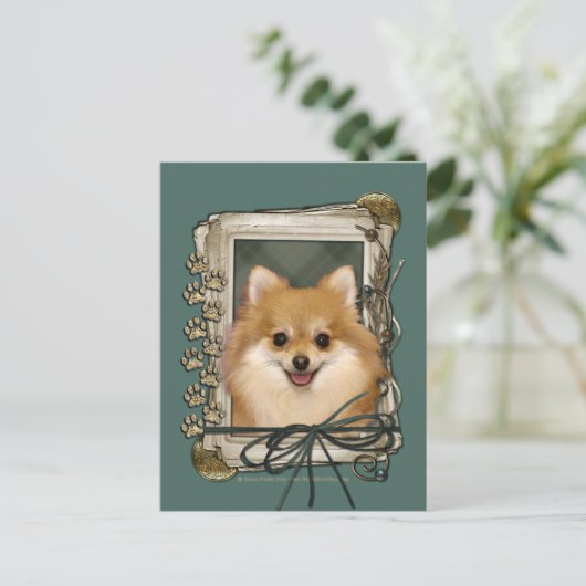 ファーザーズの日 – 石の前足 – ポメラニア犬 ポストカード (スタンド正面)