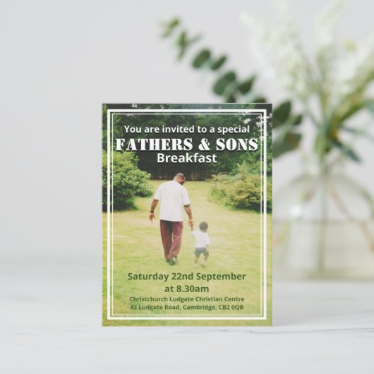 ファーザーズ&サンズブレックファーストパーソナライズされた インビテーションポストカード (スタンド正面)