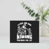 ファーザーソンズライディングパートナーズバイクもしくは自転車に乗る人パパオートバイM ポストカード (スタンド正面)