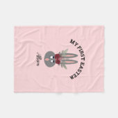 ファーストイースター赤面ピンクフローラバニーパーソナライズされた フリースブランケット (正面(横))
