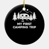 ファーストキャンピングトリップアウトドアアドベンチャーハイキングキャンパー セラミックオーナメント (裏面)
