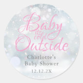 ファーストスノーフレークベビーその冷たい外の赤ちゃんシャワー ラウンドシール (正面)