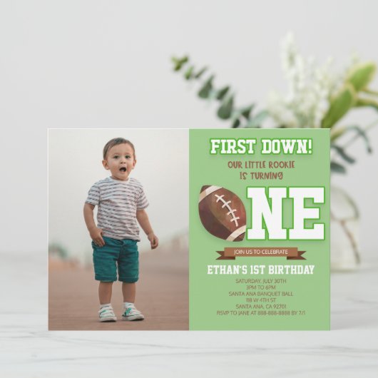ファーストダウンフットボールグリーンONE誕生日パーティー 招待状 (スタンド正面)