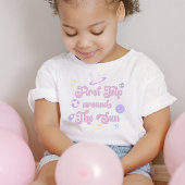 ファーストトリッのまわりにプザサン宇宙1st誕生日 ベビーTシャツ