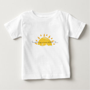ファーストトリップのまわりにザサンファースト誕生日シャツ ベビーTシャツ