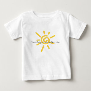 ファーストトリップのまわりにザサンファースト誕生日シャツ ベビーTシャツ