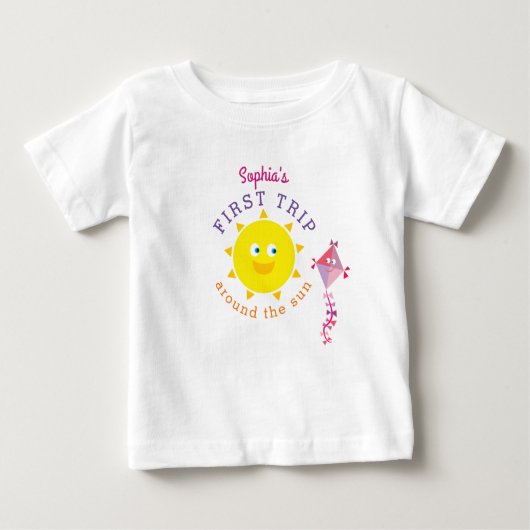 ファーストトリップのまわりにザサンファースト誕生日 ベビーTシャツ (正面)