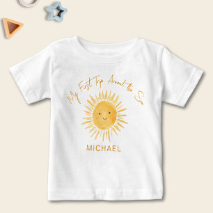ファーストトリップのまわりにザサンボーイズ誕生日 ベビーTシャツ