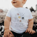 ファーストトリップのまわりにザサン宇宙 ベビーTシャツ<br><div class="desc">小さ祝い誕生日は、惑星と星の要素を含むのまわりにこの「太陽の最初の旅違う」のデザインで。惑星の2つの色と星要素を編集できる。</div>