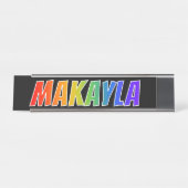 ファーストネーム「MAKAYLA」:おもしろいレインボーカラーリング デスクネームプレート (正面)
