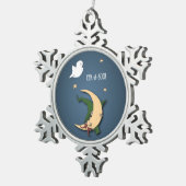 ファーストハロウィーンベビーブー魔女を幽霊で覗く スノーフレークピューターオーナメント (右)