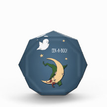 ファーストハロウィーンベビーブー魔女を幽霊で覗く