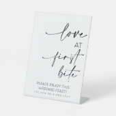 ファーストバイト食べ物テーブルでの愛 台座サイン (正面)