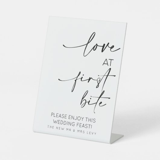 ファーストバイト食べ物テーブルでの愛 台座サイン (正面)