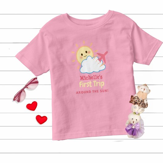 ファーストバースデーガール ピンクの飛行機 黄色い太陽 雲 トドラーTシャツ