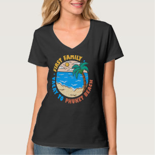ファーストファミリーバカイトゥプーケットビーチタイランドスーヴ Tシャツ