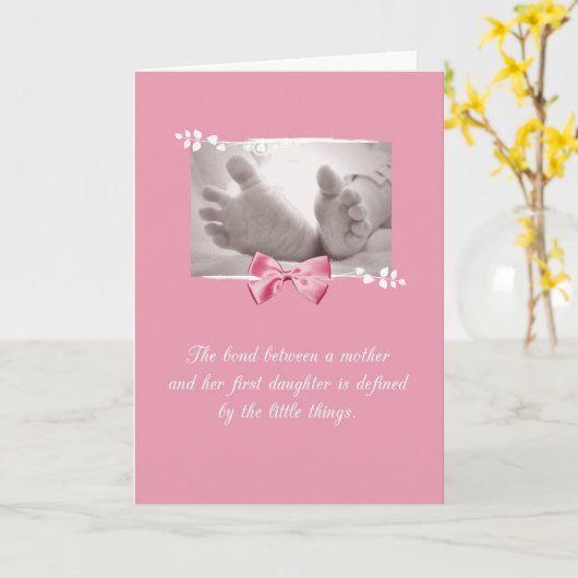 ファーストボーン女の子おめでとうベビー足ピンクボウ カード (黄色い花)