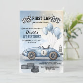 ファーストラップのまわりにザトラックブルーレースカー誕生日 招待状 (スタンド正面)