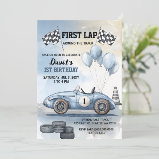 ファーストラップのまわりにザトラックブルーレースカー誕生日 招待状 (スタンド正面)