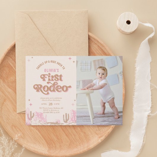 ファーストロデオウエスタンピンク女性のカーボーイ誕生日 招待状