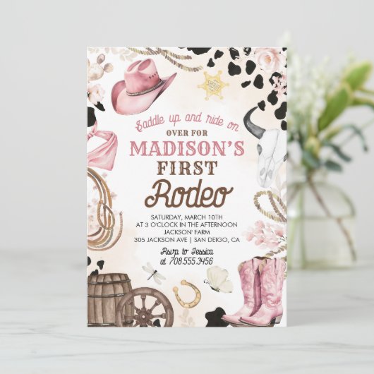 ファーストロデオワイルドウエスト女性のカーボーイピンクガール誕生日 招待状 (スタンド正面)