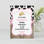ファーストロデオワイルドウエスト女性のカーボーイピンクガール誕生日 招待状 (スタンド正面)