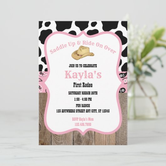 ファーストロデオワイルドウエスト女性のカーボーイピンクガール誕生日 招待状 (スタンド正面)