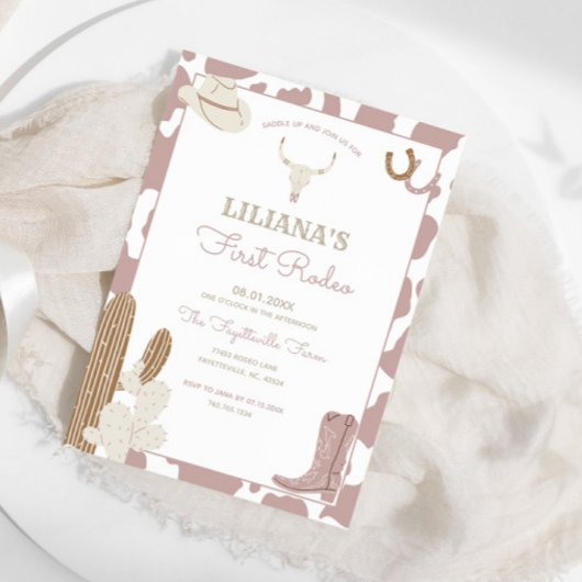 ファーストロデオ女性のカーボーイ誕生日牛プリント縁ど 招待状