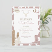 ファーストロデオ女性のカーボーイ誕生日牛プリント縁ど 招待状 (スタンド正面)