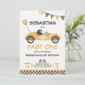 ファーストワンバースデーパーティイエローレースカー誕生日 招待状 (スタンド正面)