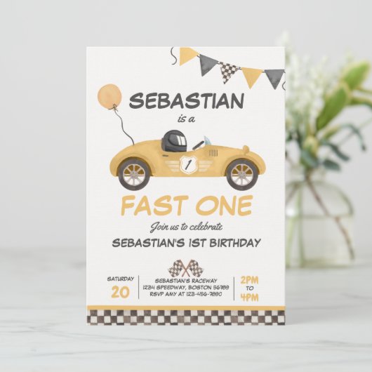 ファーストワンバースデーパーティイエローレースカー誕生日 招待状 (スタンド正面)