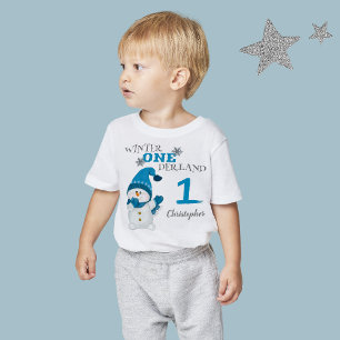 ファースト誕生日ウィンターオンダーランド雪だるまボーイ ベビーTシャツ