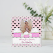 ファースト誕生日ガールピンクカップケーキ白黒ベビー 招待状 (スタンド正面)