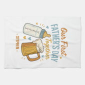 ファースト・ファーザー・デー – ビール&ベビーボトル キッチンタオル (横)