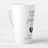 ファースト・ファーザー・デー – ベビー・フットプリント&ブルーハート カフェラテマグ (左アングル)